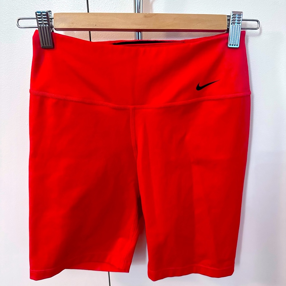 Nike Dri-Fit Women’s Mid-Rise Bike Short